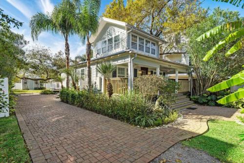Cute bungalow with massive deck and fire pit, walk to Kemah Boardwalk in Kemah (TX)