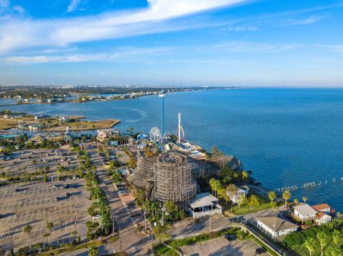 Cute bungalow with massive deck and fire pit, walk to Kemah Boardwalk in Kemah (TX)