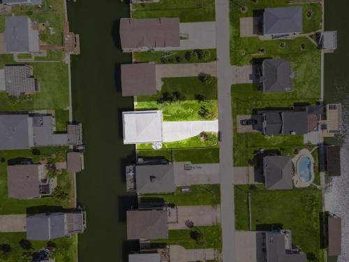 Texan Waterfront Retreat with Boat Slip, Fire Pit, Game Room and Outdoor Shower – khách sạn tại Sea Isle