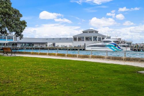 Best of Both Worlds Gorgeous Villa near Beaches, Auckland (photo 4)