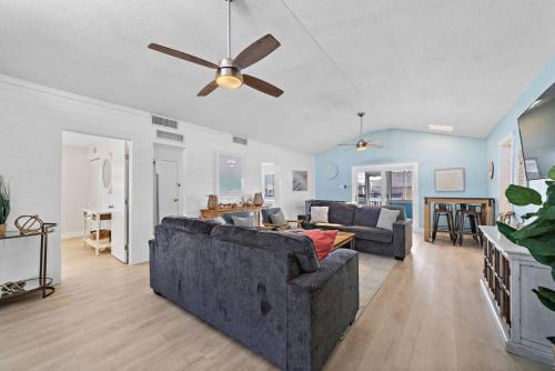 Canal front home with boat slip, deck and gorgeous water views – khách sạn tại Jamaica Beach