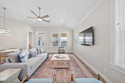 4 Bedroom Coastal Gem Near the Beach – khách sạn tại Terramar Beach