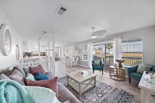 Beach Home with Cowboy Pool, Big Deck and Ocean View – khách sạn tại Sea Isle