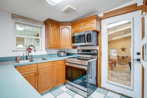 Pet the Sheep! Rural and Spacious Polk City Retreat in Auburndale (FL)