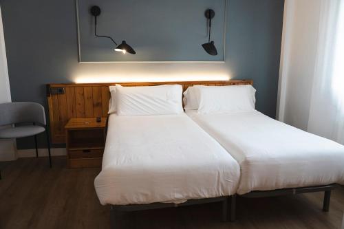 2 twin beds, 2 bunk beds