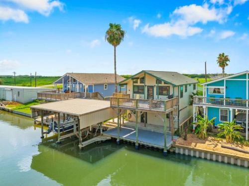 Waterfront beach house with the ultimate game room and two docks in Oyster Creek (TX)