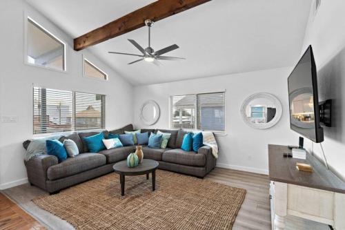 Waterfront beach house with the ultimate game room and two docks in Oyster Creek (TX)