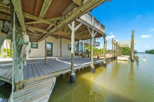 Waterfront beach house with the ultimate game room and two docks in Oyster Creek (TX)