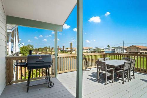 Waterfront beach house with the ultimate game room and two docks in Oyster Creek (TX)