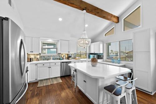 Waterfront beach house with the ultimate game room and two docks in Oyster Creek (TX)