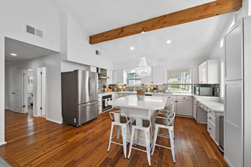 Waterfront beach house with the ultimate game room and two docks in Oyster Creek (TX)