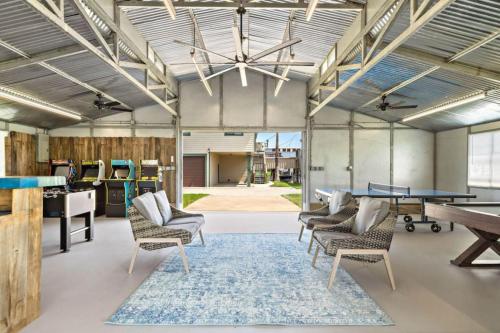 Waterfront beach house with the ultimate game room and two docks in Oyster Creek (TX)