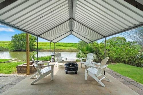 Waterfront beach house with the ultimate game room and two docks in Oyster Creek (TX)