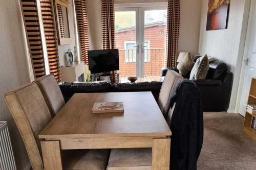 2 Bed Cabin - Sleeps 4 - Pets - 5 min to Beach, Bridlington (zdjęcie 2)