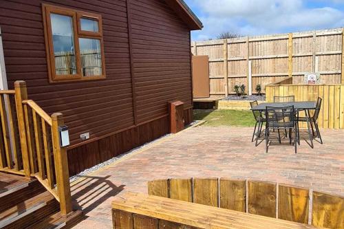 2 Bed Cabin - Sleeps 4 - Pets - 5 min to Beach, Bridlington (zdjęcie 3)
