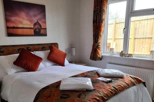 2 Bed Cabin - Sleeps 4 - Pets - 5 min to Beach, Bridlington (zdjęcie 4)
