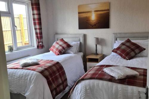 2 Bed Cabin - Sleeps 4 - Pets - 5 min to Beach, Bridlington (zdjęcie 5)