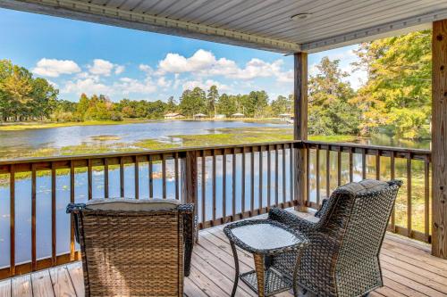 . Waterfront Deck! Couples Retreat on Point A Lake