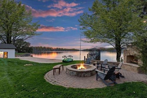 Keenan Beach w/Beach, Heated Pool & Game Room in Mooresville, USA