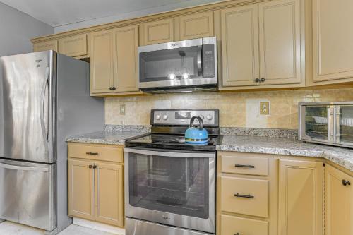 Hike, Ski and Explore Otisville Retreat with Yard! in 米德爾敦