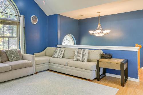 Hike, Ski and Explore Otisville Retreat with Yard! in 米德爾敦