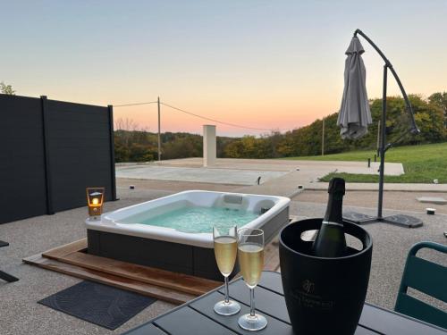 Les Rubys, spas privatifs, piscine chauffée en sus (Les Rubys, spas privatifs, piscine chauffee en sus) in La Chevillotte