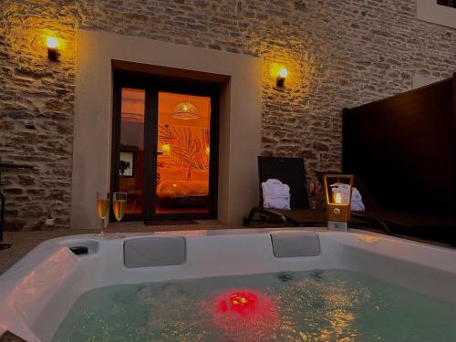 Les Rubys, spas privatifs, piscine chauffée en sus (Les Rubys, spas privatifs, piscine chauffee en sus) in La Chevillotte