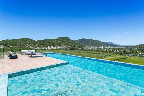 Úszómedence, Studios aconchegantes em Floripa - OKA in Pedrita