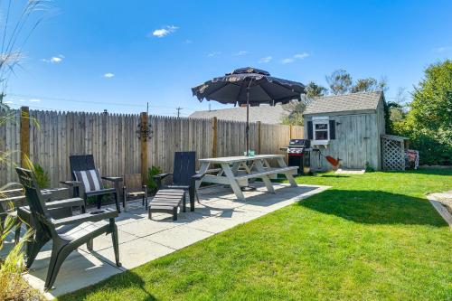 Cape Cod Retreat Patio, Walk to Craigville Beach in Centerville, USA