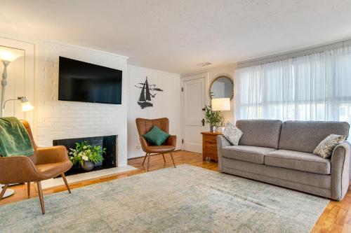 Walk to Craigville Beach: Cape Cod Gem w/ Patio - East Sandwich, MA
