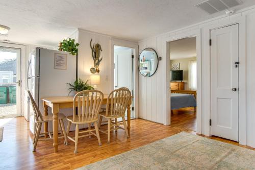 Cape Cod Retreat Patio, Walk to Craigville Beach in Centerville, USA
