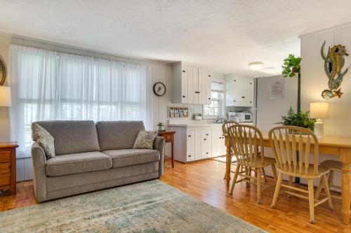 Cape Cod Retreat Patio, Walk to Craigville Beach in Centerville, USA
