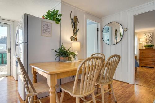 Cape Cod Retreat Patio, Walk to Craigville Beach in Centerville, USA