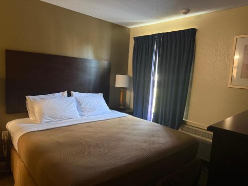 Clinton Inn & Suites - image 7