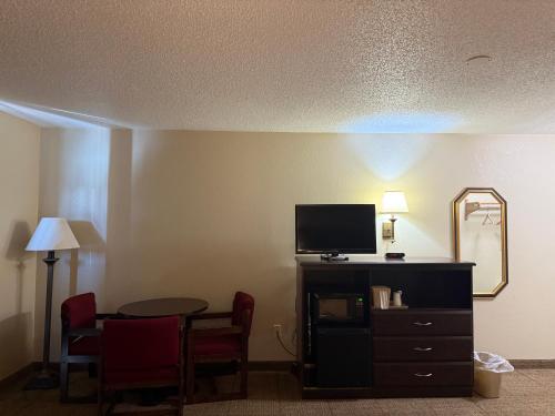 Clinton Inn & Suites - image 13