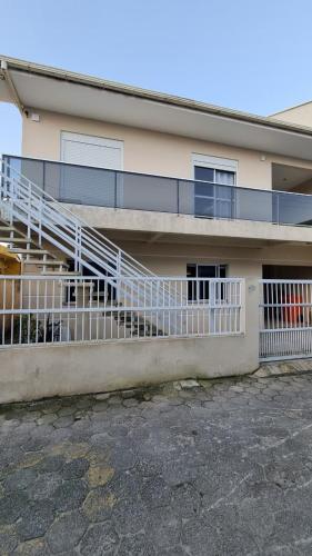 Casa 3 quartos a 50m da bela praia da Armação (Casa 3 quartos a 50m da bela praia da Armacao) in Armacao