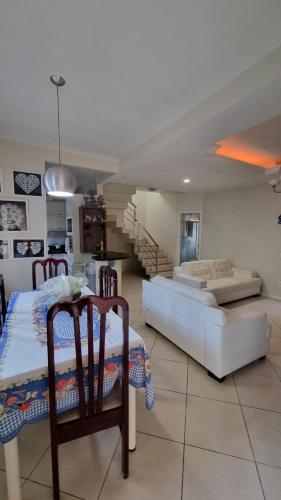 Casa 3 quartos a 50m da bela praia da Armação (Casa 3 quartos a 50m da bela praia da Armacao) in Armacao