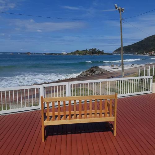 Casa 3 quartos a 50m da bela praia da Armação (Casa 3 quartos a 50m da bela praia da Armacao) in Armacao