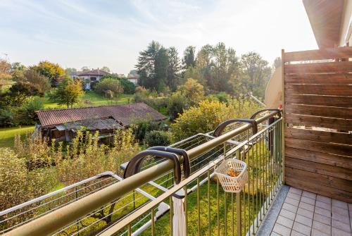 Dārzs, Lago di Monate Apartment in Osmate