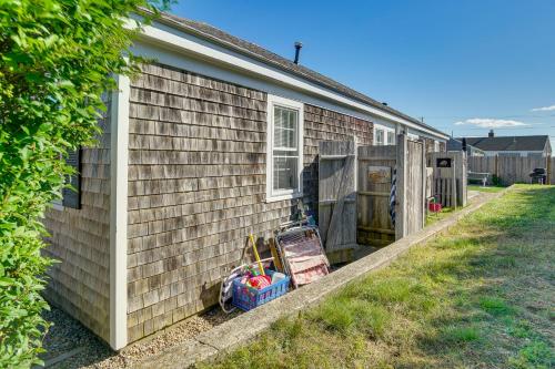 Contemporary Cottage - Walk to Craigville Beach! - image 4