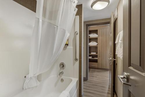 Best Western Plus West Edmonton Room Type - King Room with Bath Tub - Disability Access/Non-Smoking 