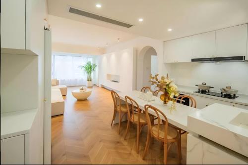 Shanghai Hills & Serendipity Family Homestay with 3 Bedrooms Near Line4&8 South Xizang Rd, Shanghai