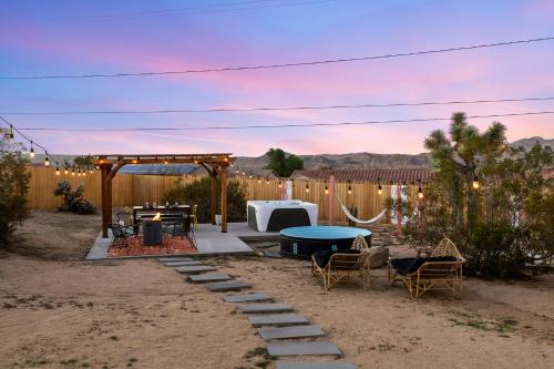 3Br 2Bth, 10 min to JTNP, ZENGrdn, Hot Tub, EV Chr, Joshua Tree