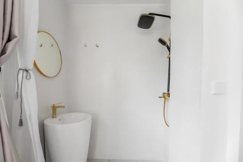 Shanghai Hills & Serendipity Artisanal Glass Downtown Suite close to Metro Line10, Shanghai (photo 6)