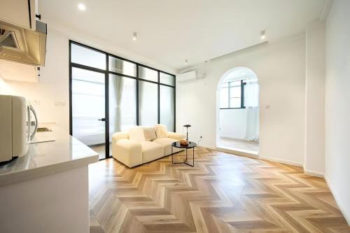 Shanghai Hills & Serendipity Artisanal Glass Downtown Suite close to Metro Line10, Shanghai (photo 3)