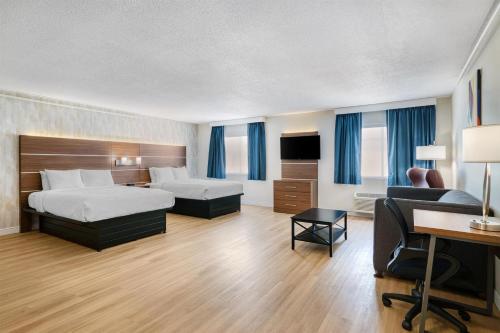 2 queen beds, 1 sofa bed
