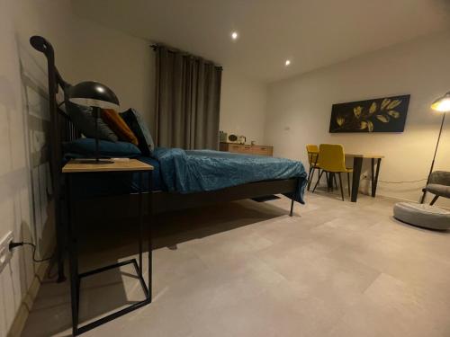 Monstera III - industrial in 科林