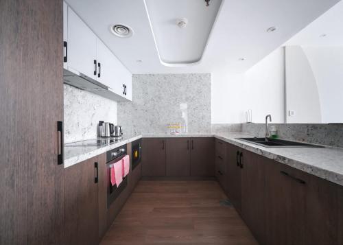Downtown Dubai sleeps 4 close to Dubai Mall, Дубай (фото 9)