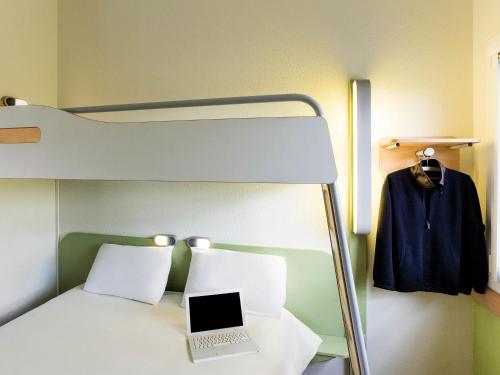 2 bunk beds