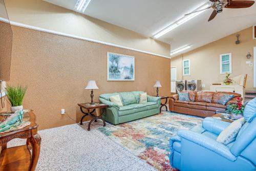 Pet the Sheep! Rural and Spacious Polk City Retreat in Auburndale (FL)